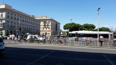 vor dem Bahnhofsgeb&auml;ude